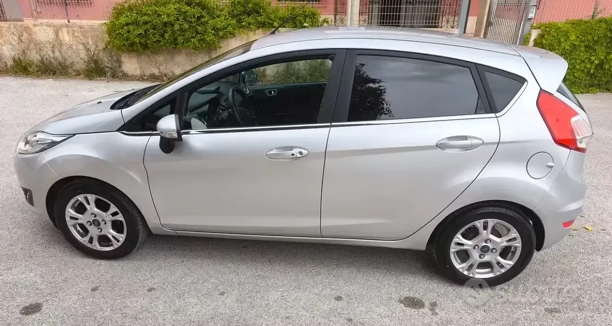 Usata Ford Fiesta 75 CV (55 kW) 2016 Grigio Utilitaria