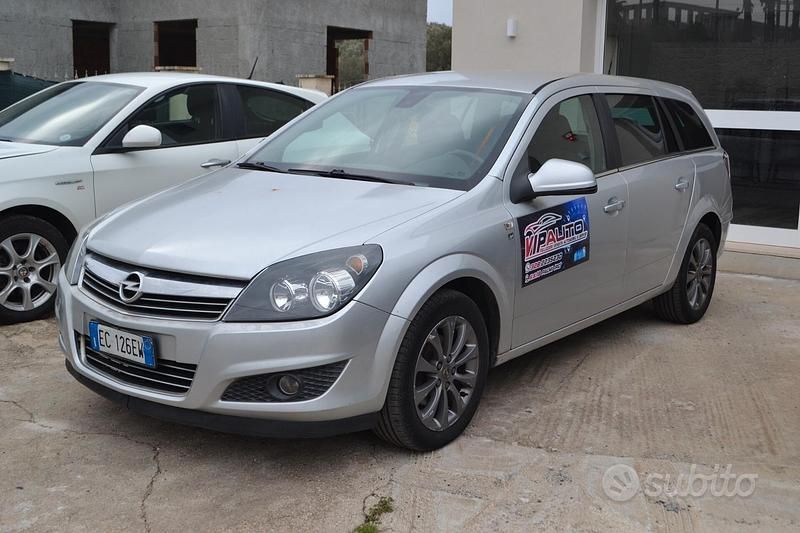 Usata Opel Astra Edition 110 CV (80 kW) 2010 Grigio Station wagon