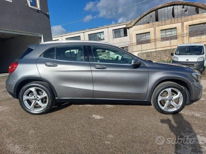 Begagnad Mercedes GLA200 136 HK (100 kW) 2018 Grå SUV