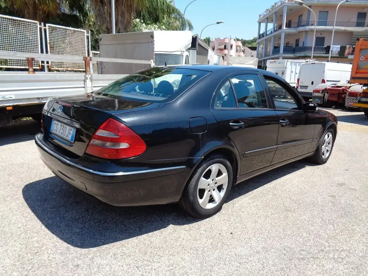 Usata Mercedes E270 177 CV (130 kW) 2005 Nero Berlina