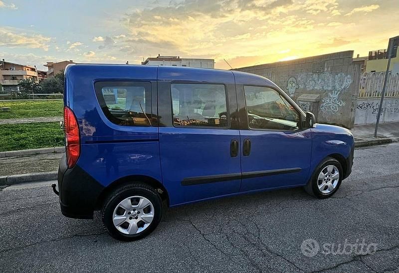 Usata Opel Combo 105 CV (77 kW) 2018 Blu Monovolume