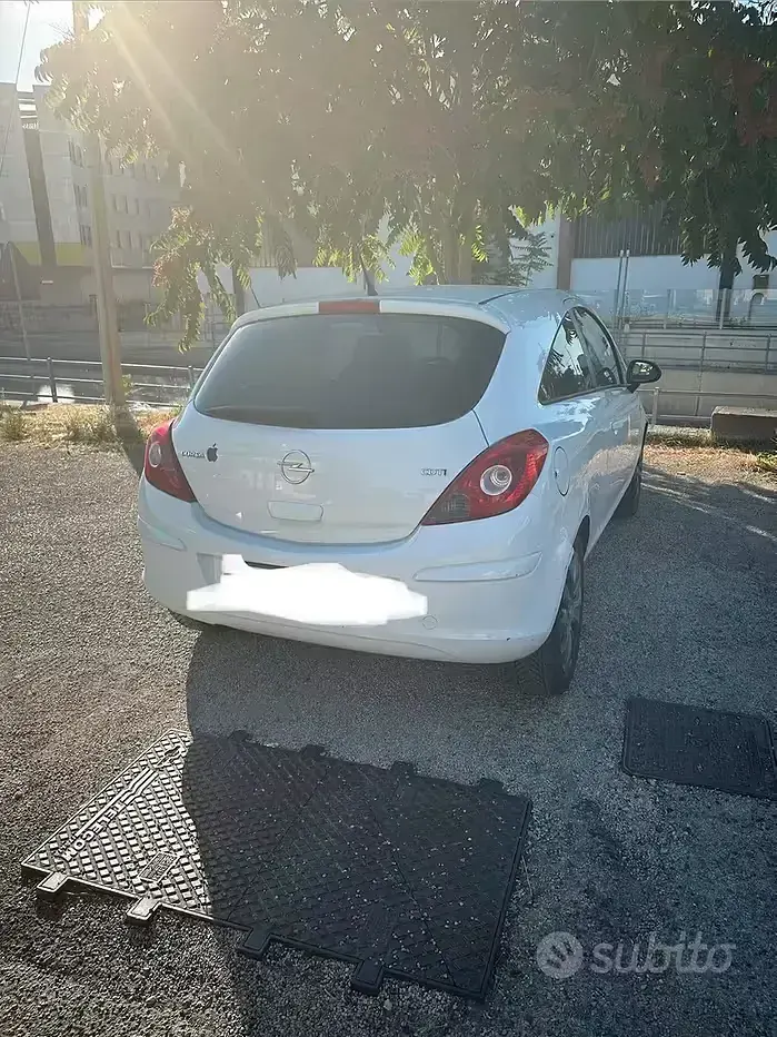 Usata Opel Corsa 75 CV (55 kW) 2010 Bianco Utilitaria