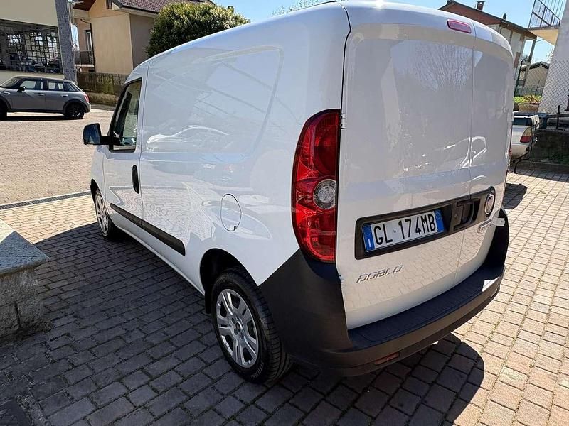 Usata Fiat Doblò 105 CV (77 kW) 2023 Bianco Monovolume