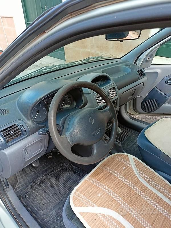 Usata Renault Clio 58 CV (42 kW) 1999 Berlina