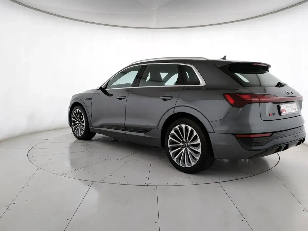 Usata Audi Q8 e-tron S-Line 300 kW (408 CV) 2023 Grigio scuro SUV