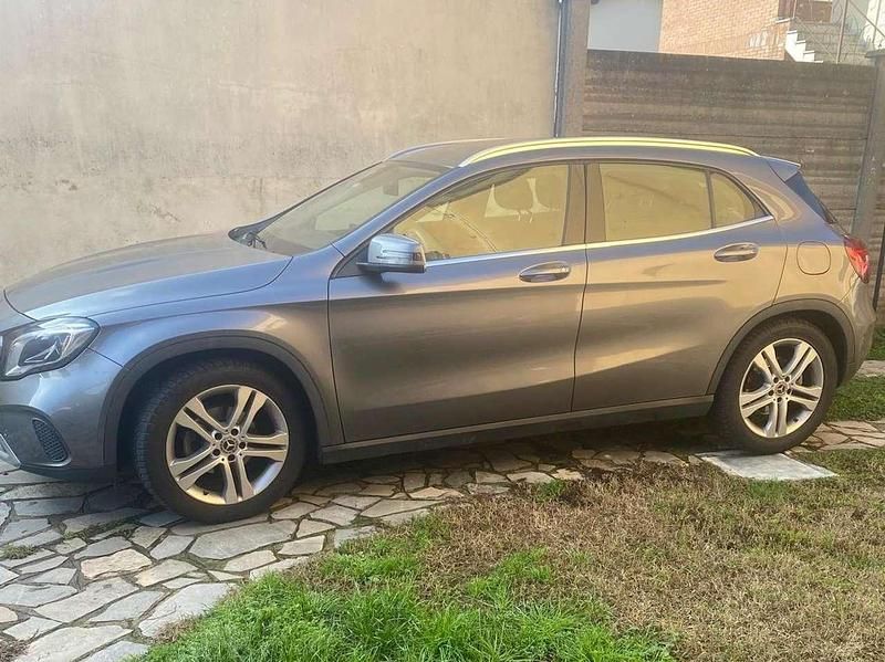 Grigio Usata 2019 Mercedes GLA180 Premium SUV | 19.000 € (Ottimo prezzo) - Immagine 1/3