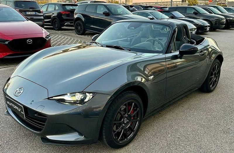 Machine grey Nuova 2025 Mazda MX5 Cabrio | 34.500 € (Buon prezzo) - Immagine 1/4