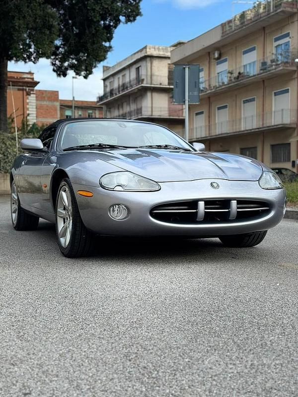 Usata Jaguar XK8 396 CV (291 kW) 2002 Grigio Cabrio