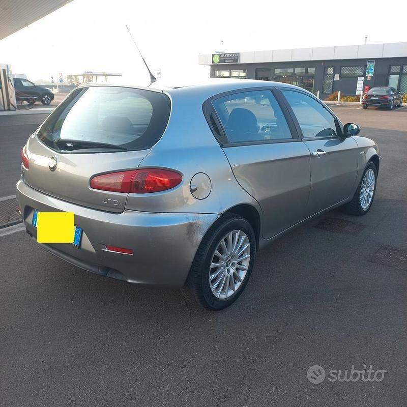Usata Alfa Romeo 147 120 CV (88 kW) 2005 Grigio Utilitaria
