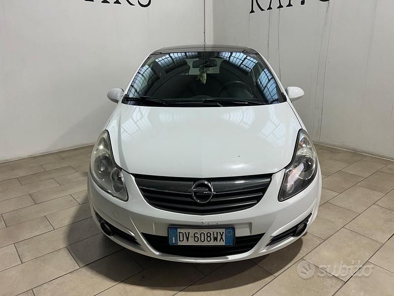 Usata Opel Corsa 125 CV (91 kW) 2009 Bianco Coupé
