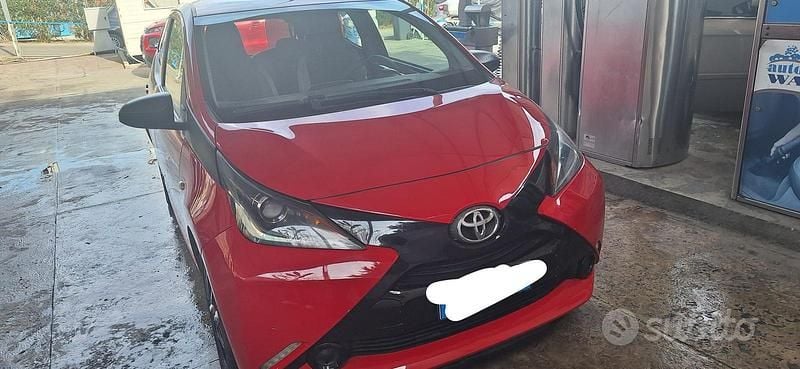 Usata Toyota Aygo 69 CV (50 kW) 2017 Rosso Utilitaria