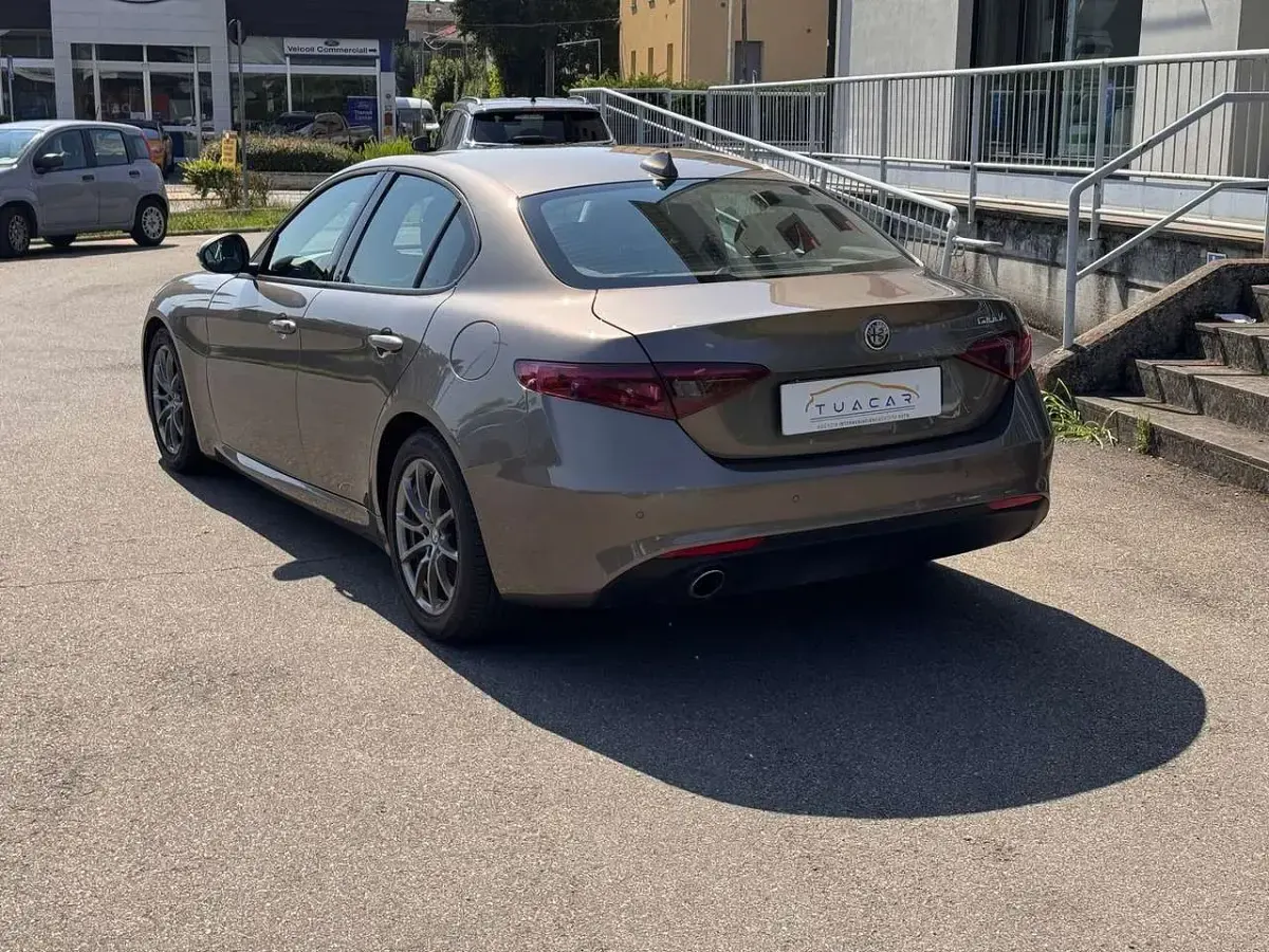 Usata Alfa Romeo Giulia Business 150 CV (110 kW) 2017 Beige Berlina