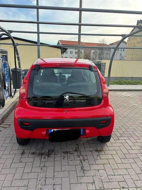 Usata Peugeot 107 68 CV (50 kW) 2010 Rosso Utilitaria