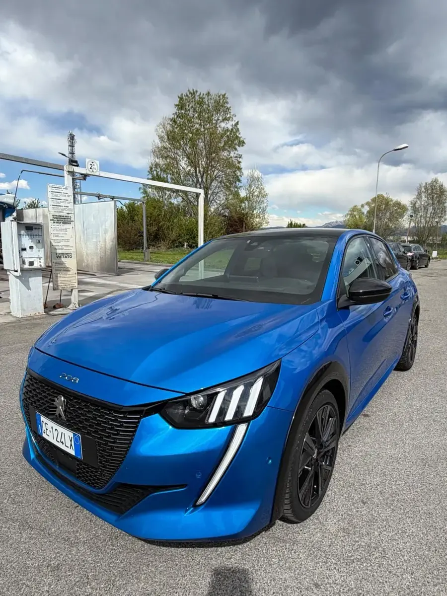 Usata Peugeot 208 GT 131 CV (96 kW) 2021 Blu Utilitaria