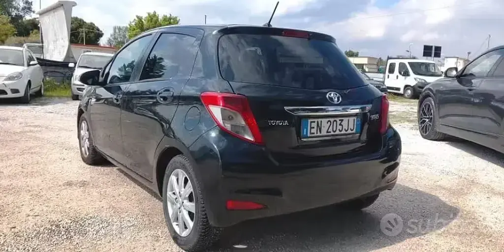 Begagnad Toyota Yaris Lounge 99 HK (72 kW) 2012 Svart Halvkombi