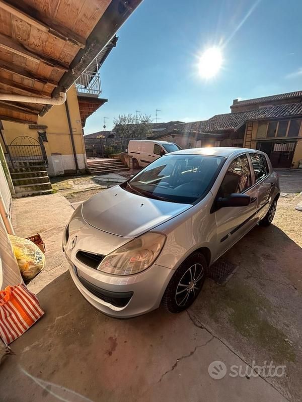 Usata 2007 Renault Clio II Due volumi | 1400 € (Ottimo prezzo) - Immagine 1/4