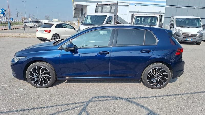 Usata VW Golf VIII Life 130 CV (95 kW) 2022 Blu Berlina