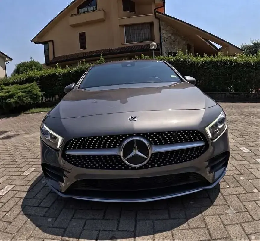 Usata Mercedes A180 Premium 116 CV (85 kW) 2019 Grigio Berlina