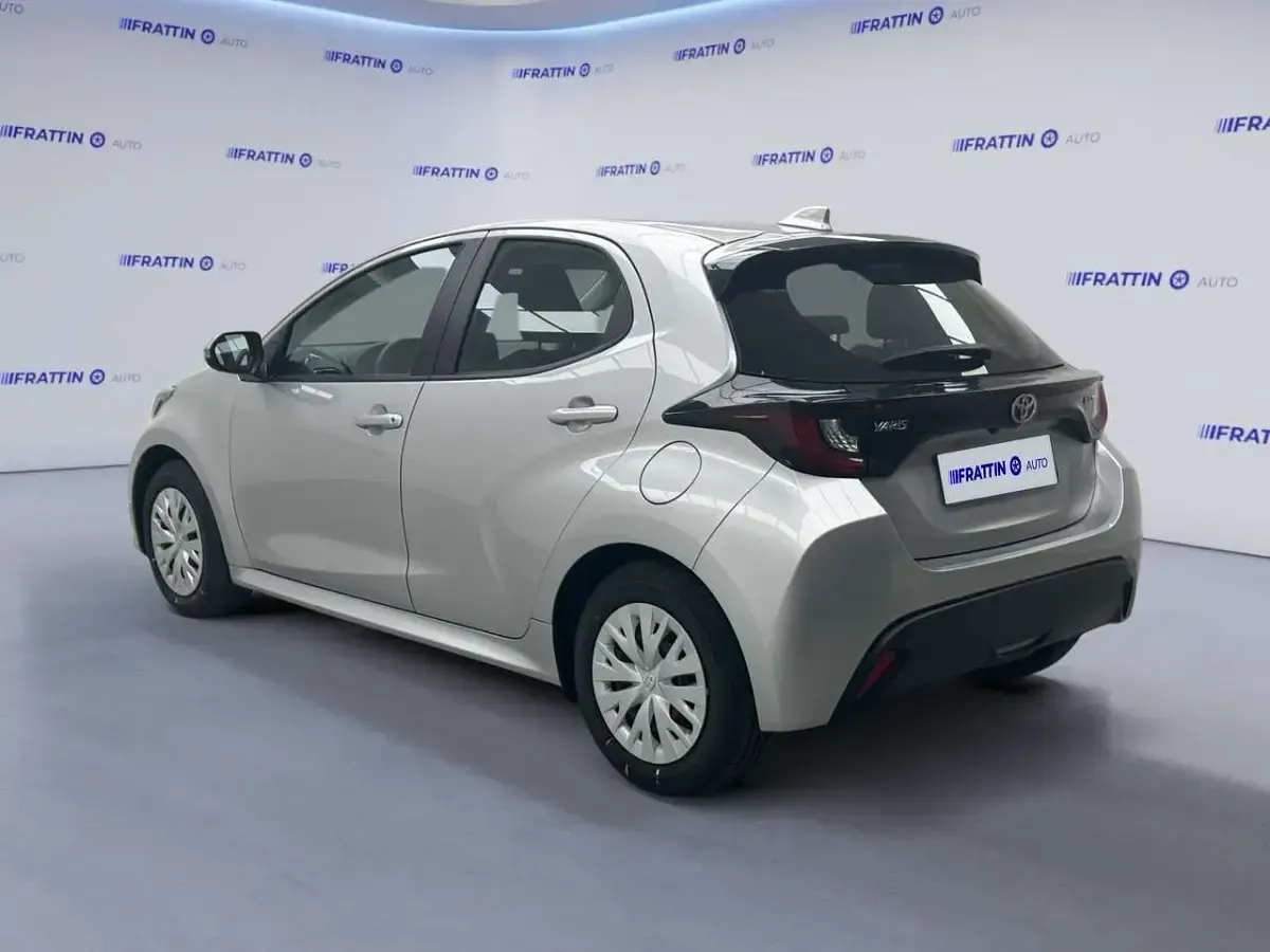 Usata Toyota Yaris Hybrid Active 92 CV (67 kW) 2025 Silver metallic Berlina
