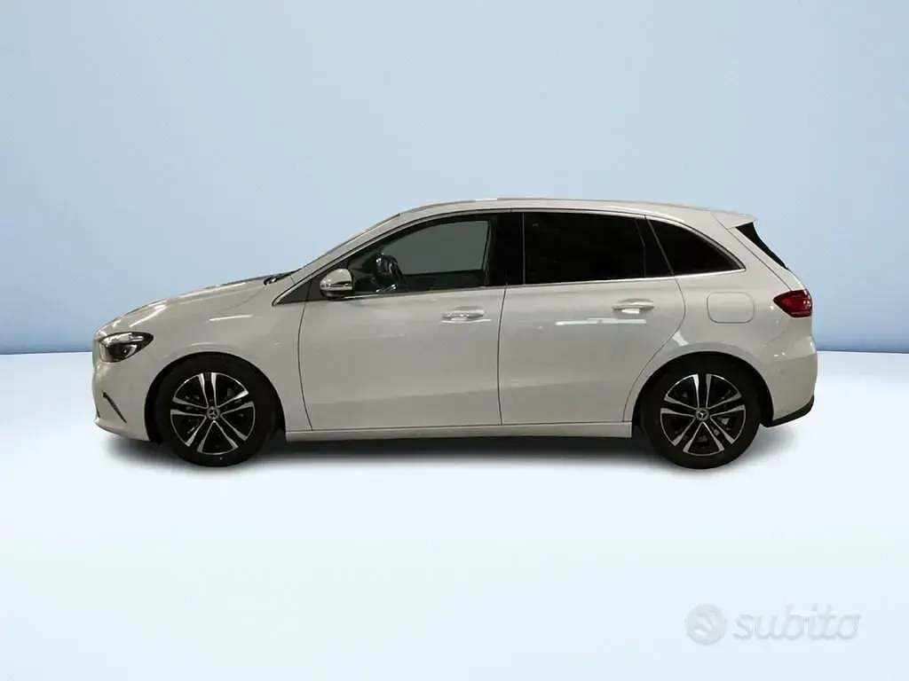 Usata Mercedes B180 Advanced 116 CV (85 kW) 2023 Bianco metallizzato Utilitaria