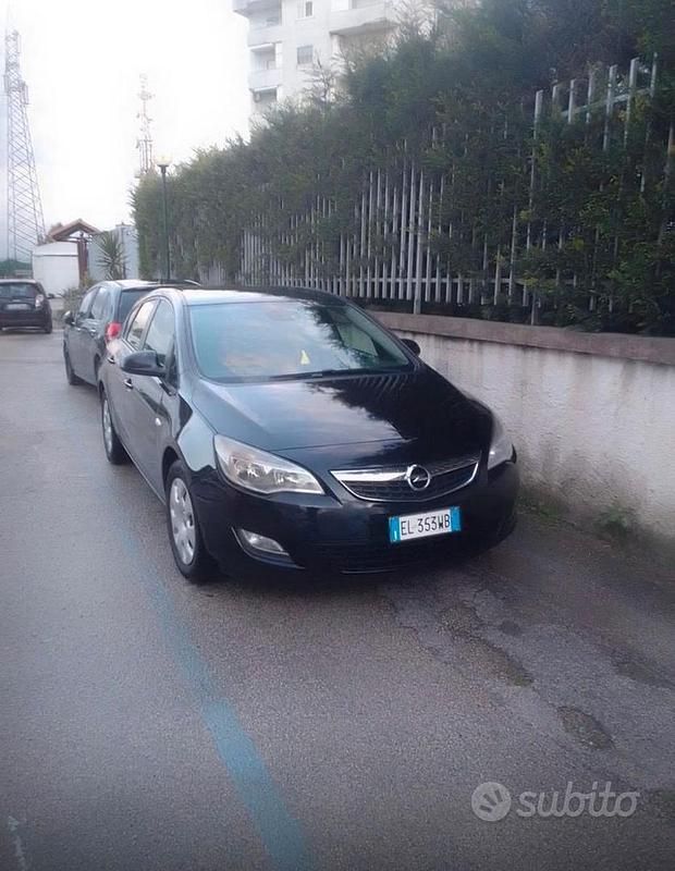Usata Opel Astra 110 CV (80 kW) 2012 Nero