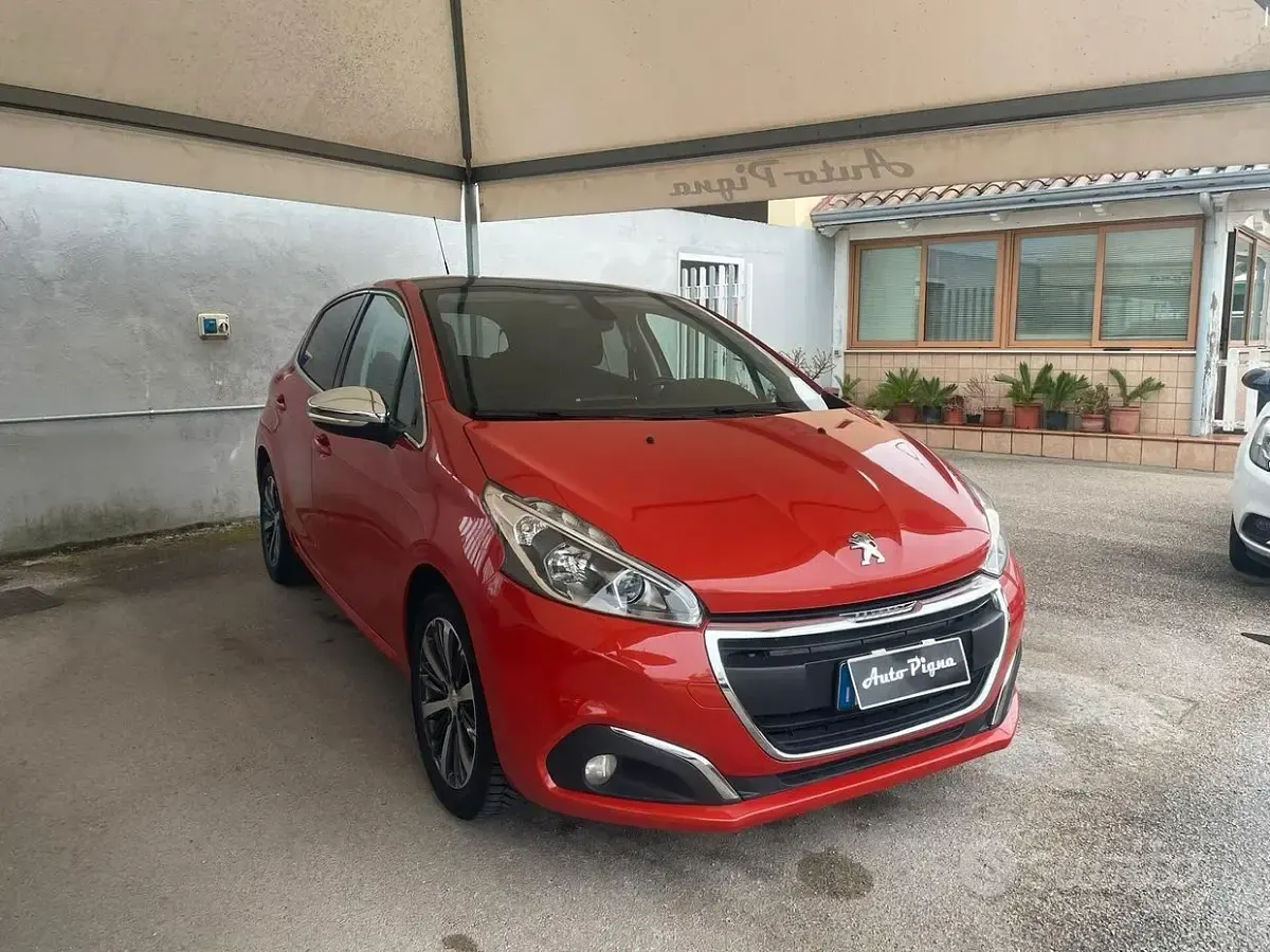 Usata Peugeot 208 Allure 75 CV (55 kW) 2017 Arancione Utilitaria