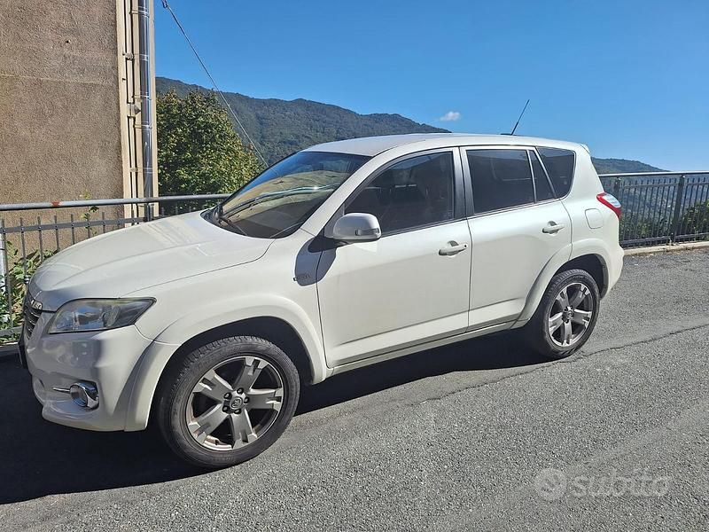 Bianco Usata 2010 Toyota RAV4 Executive SUV | 9500 € (Cara) - Immagine 1/4