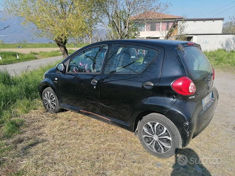 Usata Toyota Aygo 68 CV (50 kW) 2005 Nero Utilitaria