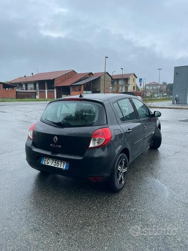 Usata Renault Clio II 75 CV (55 kW) 2011 Nero Utilitaria