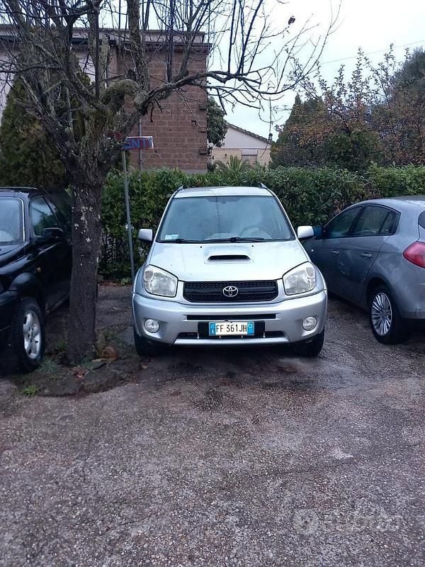 Grigio Usata 2005 Toyota RAV4 Tre volumi | 3000 € - Immagine 1/3
