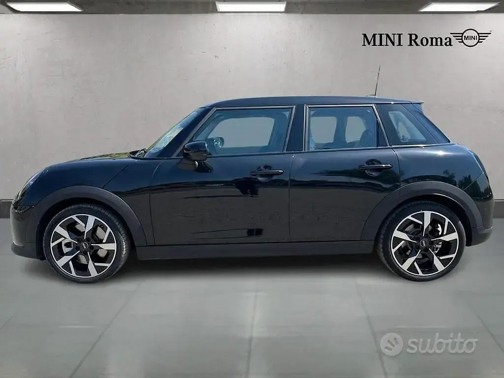 Usata Mini Cooper Classic 204 CV (150 kW) 2024 Midnight black ii Utilitaria