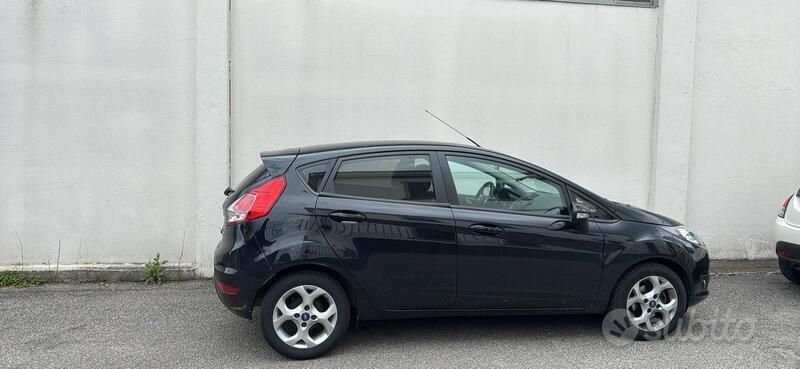 Usata Ford Fiesta 90 CV (66 kW) 2013 Nero Utilitaria