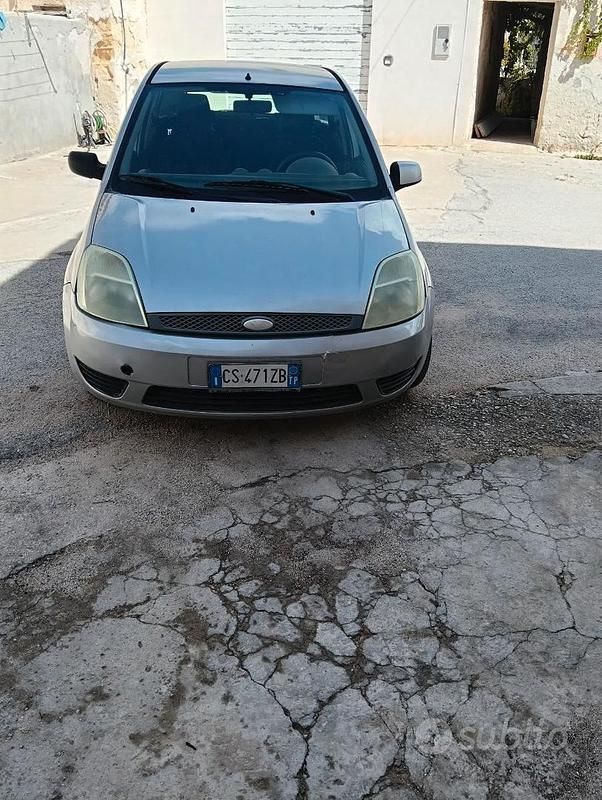 Usata Ford Fiesta 73 CV (53 kW) 2006 Grigio Utilitaria