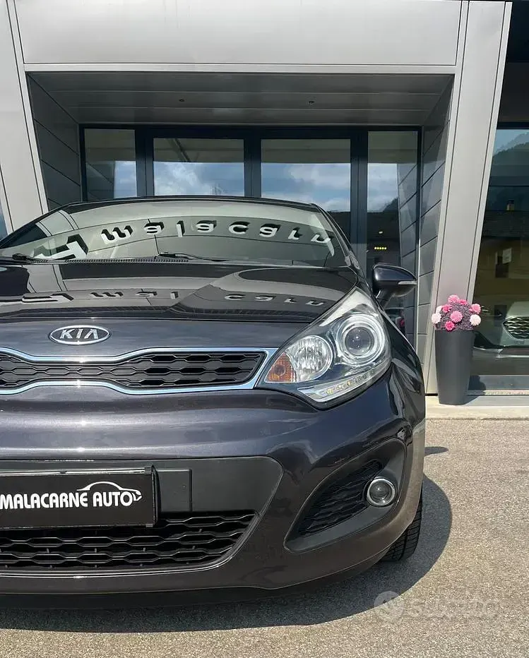 Usata Kia Rio 90 CV (66 kW) 2012 Grigio Berlina