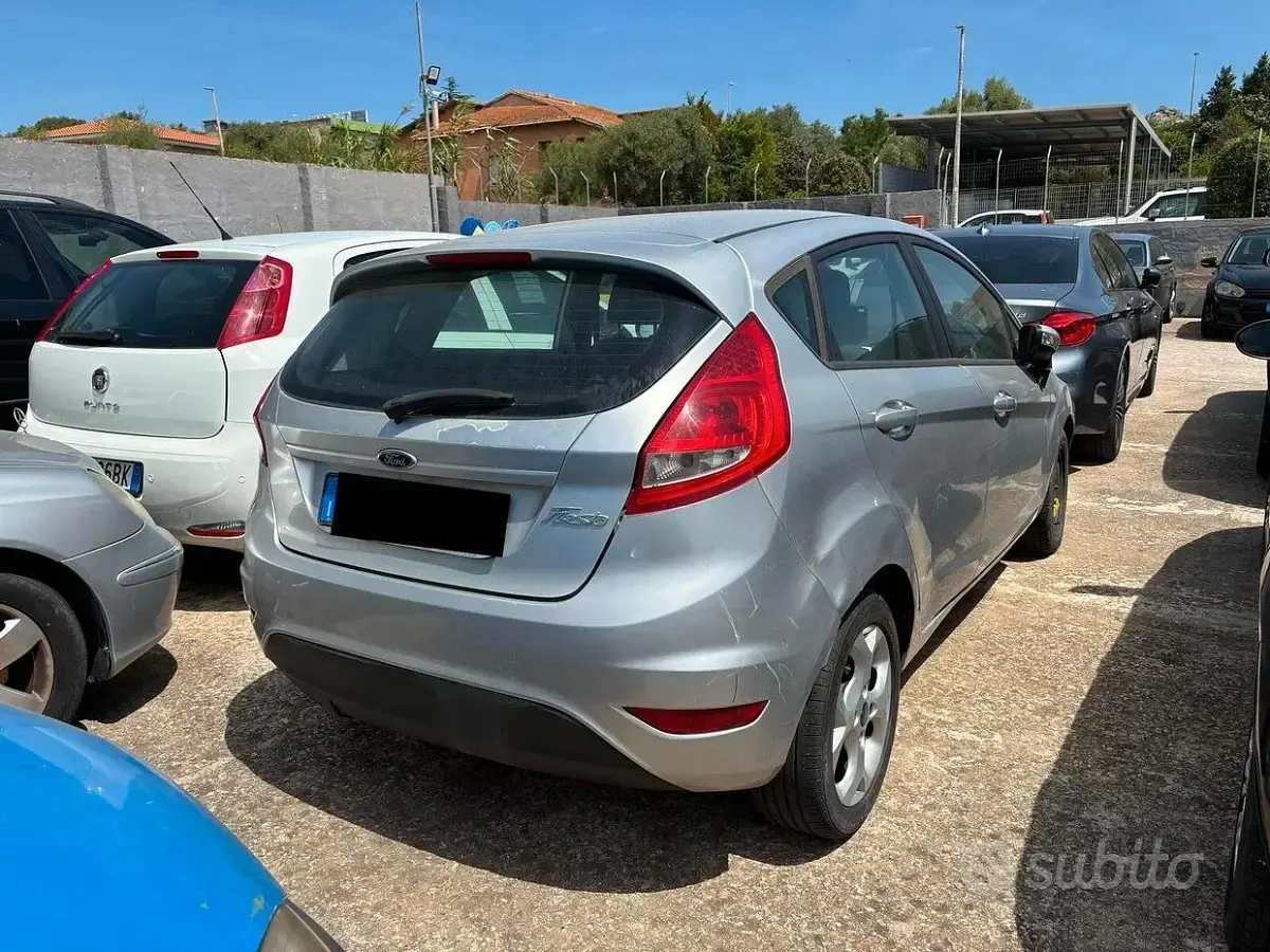 Usata Ford Fiesta 70 CV (51 kW) 2012 Grigio Berlina