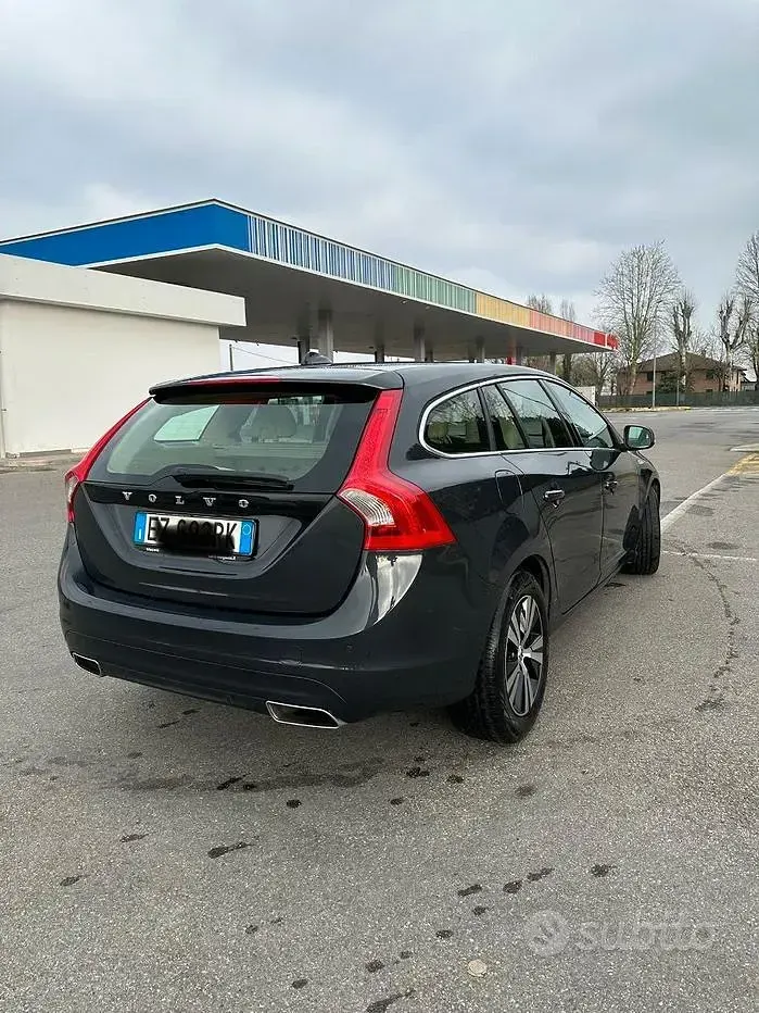 Usata Volvo V60 Summum 190 CV (139 kW) 2015 Grigio Station wagon