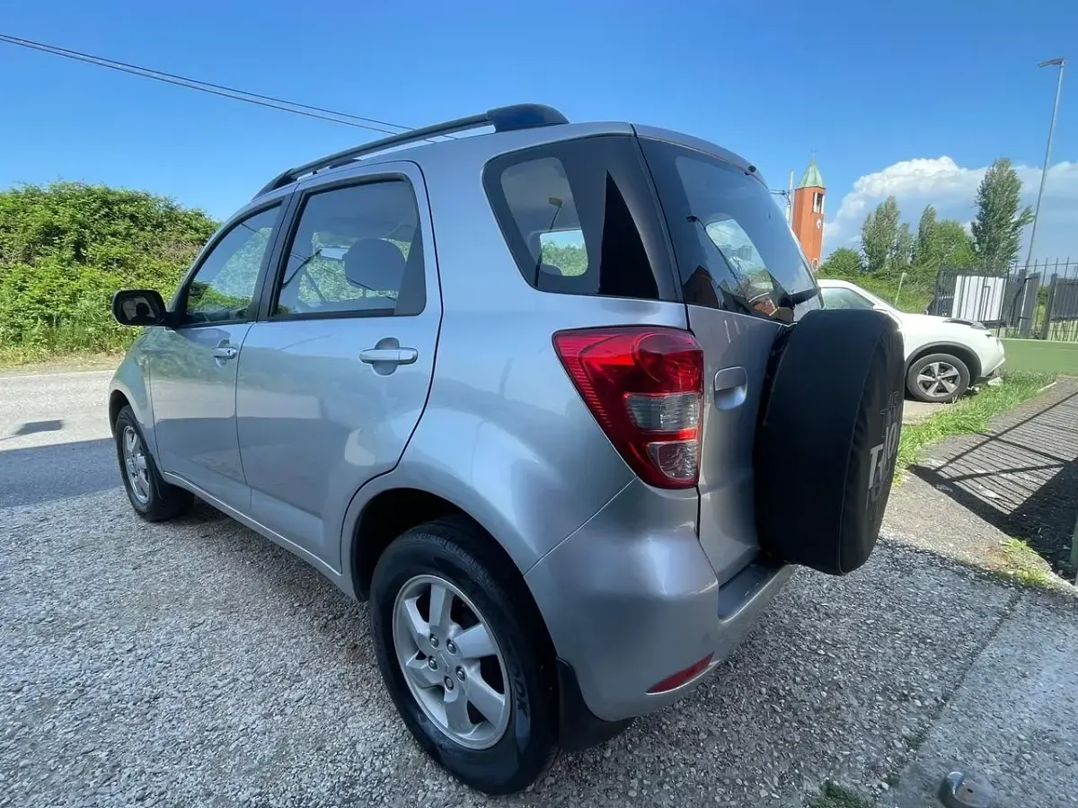Usata Daihatsu Terios 86 CV (63 kW) 2006 Argento SUV