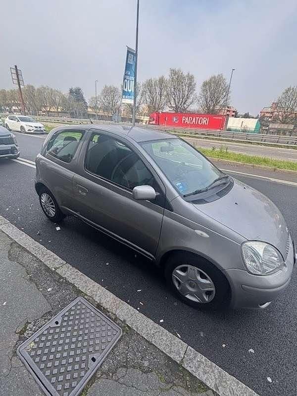 Usata Toyota Yaris Sol 65 CV (47 kW) 2003 Grigio Utilitaria