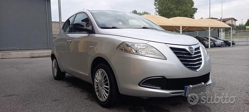 Usata Lancia Ypsilon 70 CV (51 kW) 2014 Argento Utilitaria
