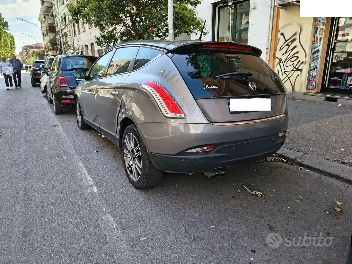 Usata Lancia Delta Platinum 165 CV (121 kW) 2012 Grigio Utilitaria