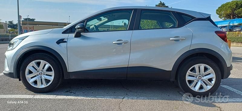 Usata Renault Captur Zen 91 CV (66 kW) 2021 Argento SUV