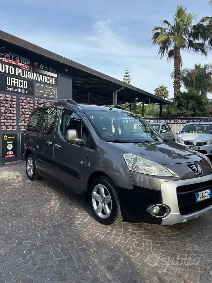 Usata Peugeot Partner Tepee Outdoor 109 CV (80 kW) 2010 Grigio Monovolume
