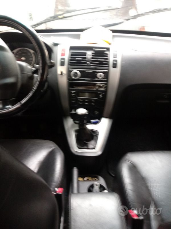 Grigio Usata 2006 Hyundai Tucson SUV | 4000 € (Buon prezzo) - Immagine 1/4