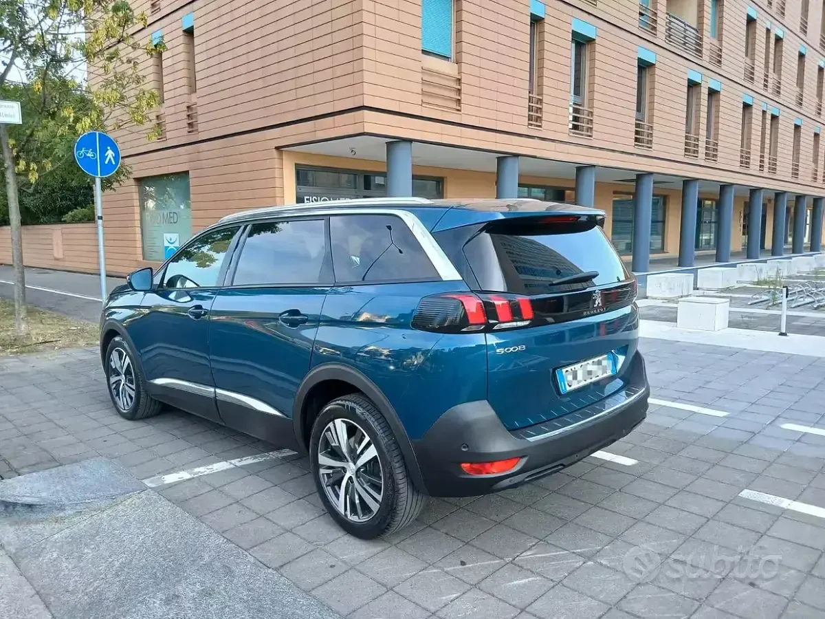 Usata Peugeot 5008 131 CV (96 kW) 2023 Bluazzurro SUV