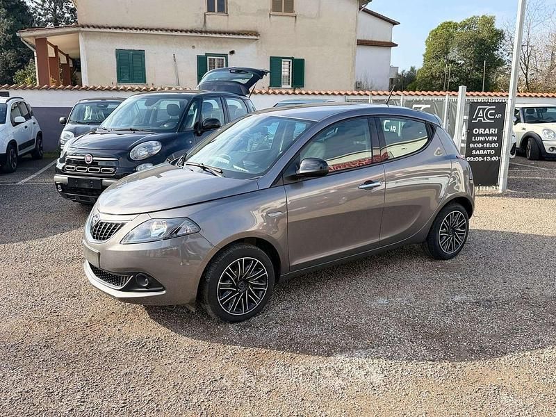 Usata Lancia Ypsilon Gold 69 CV (50 kW) 2023 Grigio Utilitaria