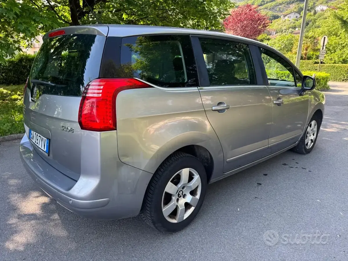 Usata Peugeot 5008 Business-Line 115 CV (84 kW) 2014 Grigio Monovolume