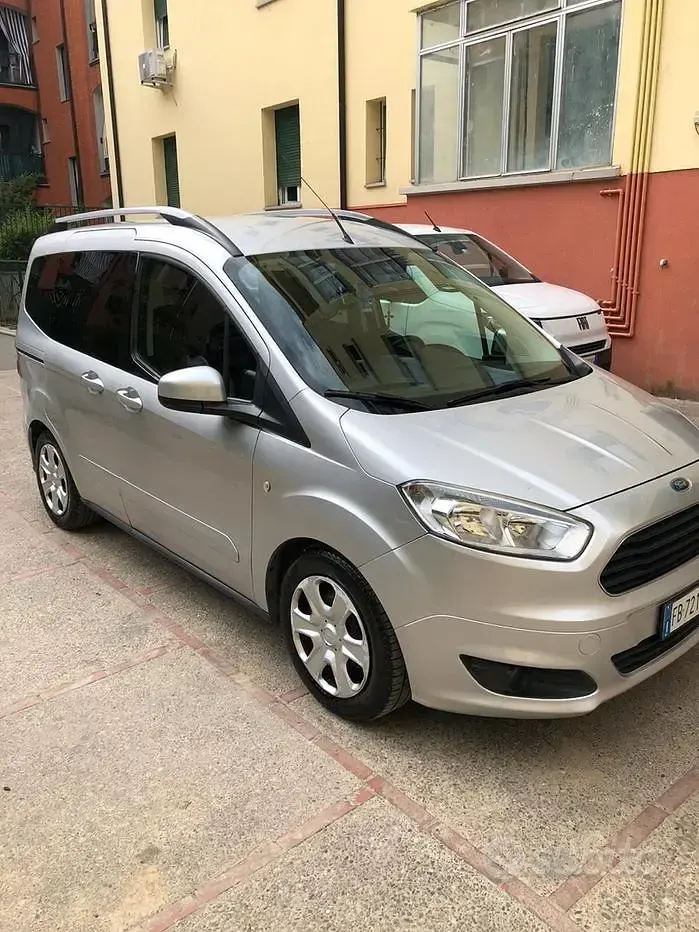 Usata Ford Tourneo Courier 75 CV (55 kW) 2015 Grigio Monovolume