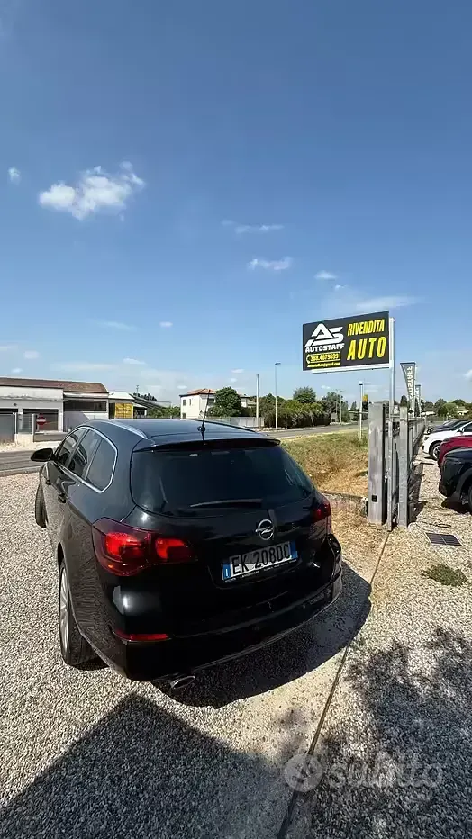 Käytetty Opel Astra Cosmo 140 HP (102 kW) 2011 Musta Farmari