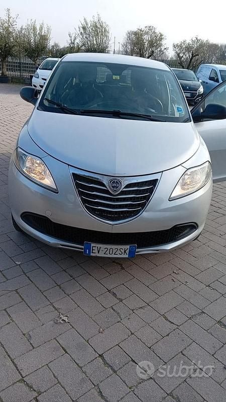 Usata Lancia Ypsilon 85 CV (62 kW) 2014 Grigio Utilitaria