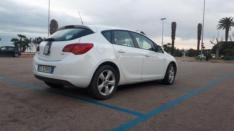 Usata Opel Astra Cosmo 110 CV (80 kW) 2011 Bianco Berlina